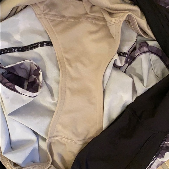 EUC Lululemon Run Times short - size 10 - Picture 4 of 4